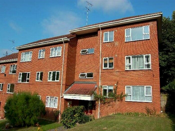 2 Bedroom Flat To Rent In Hillside Road, Harpenden, AL5