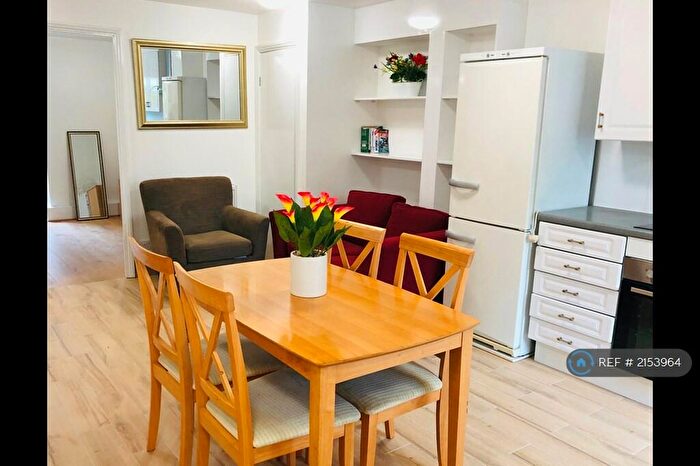 4 Bedroom Maisonette To Rent In Cowdenbeath Path, London, N1