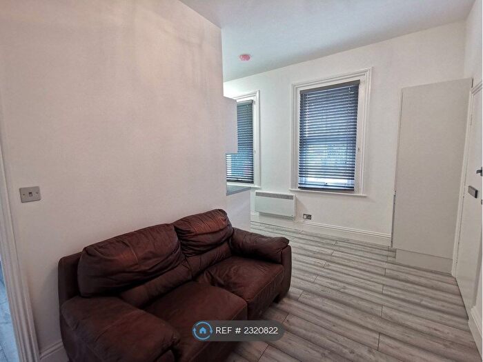 1 Bedroom Flat To Rent In School Road, Reading, RG31