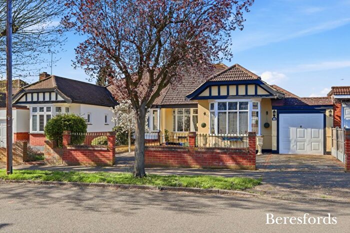 3 Bedroom Bungalow For Sale In Hall Park Road, Upminster, RM14