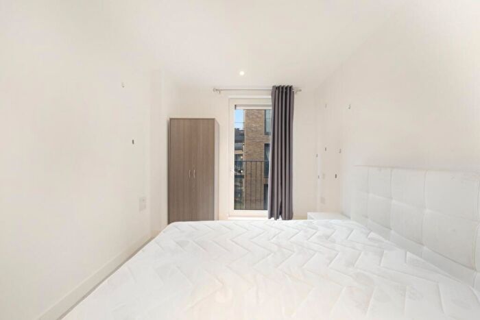 3 Bedroom Apartment For Sale In Whiting Way, London, Greater London, SE16