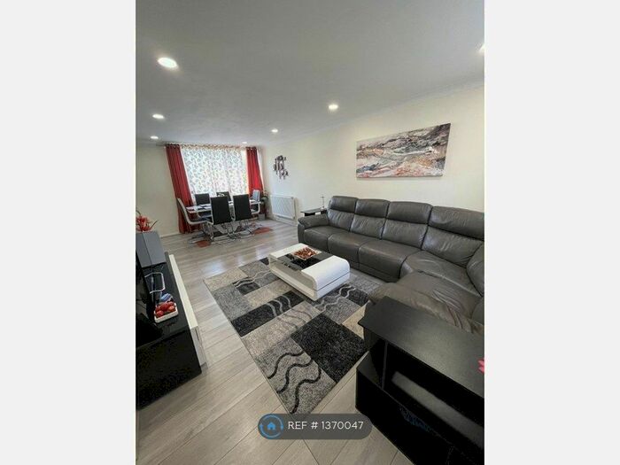 3 Bedroom End Of Terrace House To Rent In Hobart Walk, St. Albans, AL3