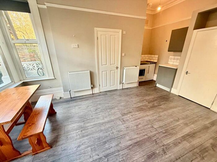 Flat To Rent In Hampden Road, London, N8