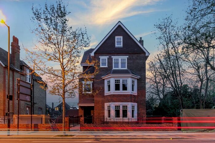 2 Bedroom Flat To Rent In Ambleside Avenue, London, SW16