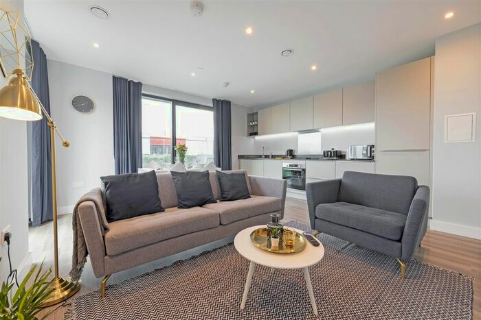 2 Bedroom Flat To Rent In Thomas Layton Way, Kew, TW8