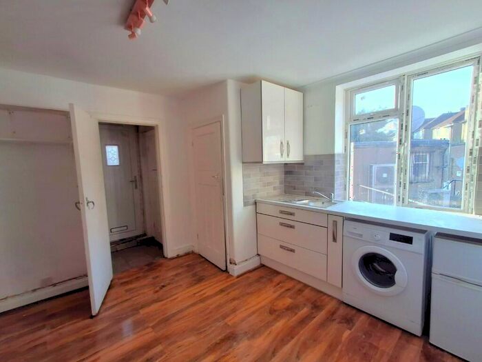 Studio To Rent In Hendon, London, NW4