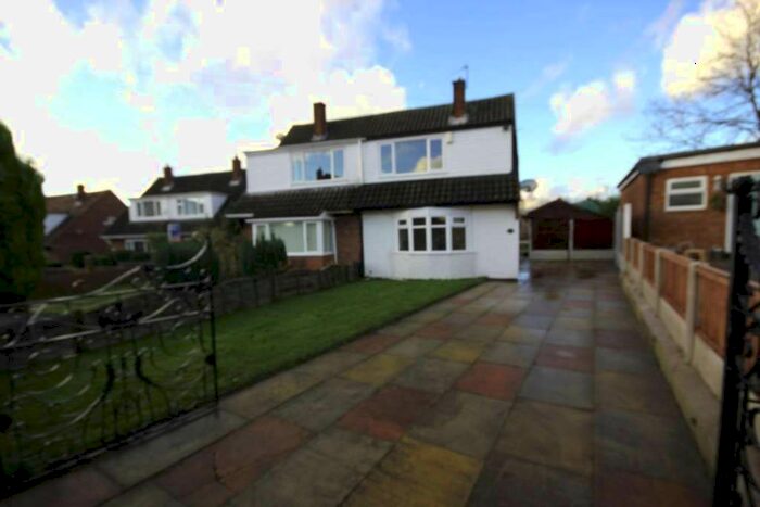 3 Bedroom Bungalow To Rent In Lyne View, Newton, SK14