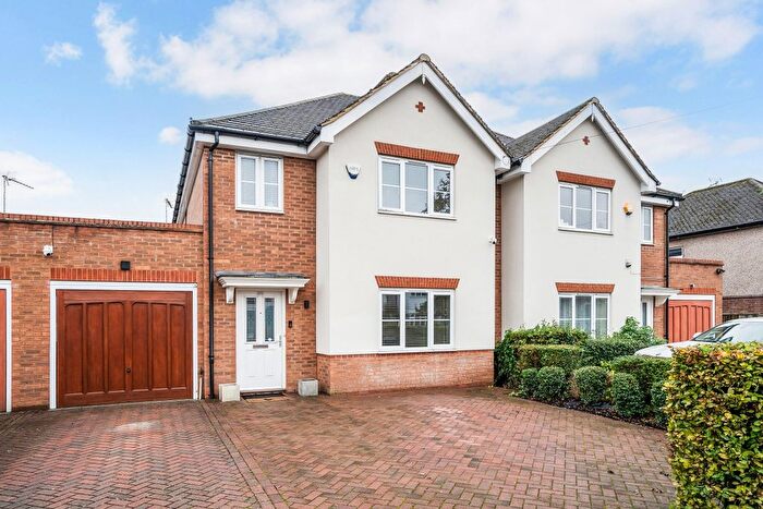 4 Bedroom Semi-Detached House To Rent In Courtlands Drive, Watford, WD17