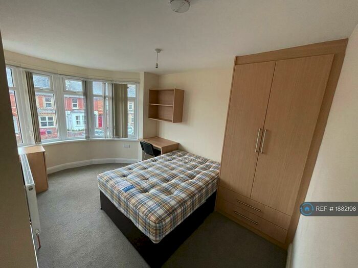 6 Bedroom Semi-Detached House To Rent In St. Peters Road, Reading, RG6