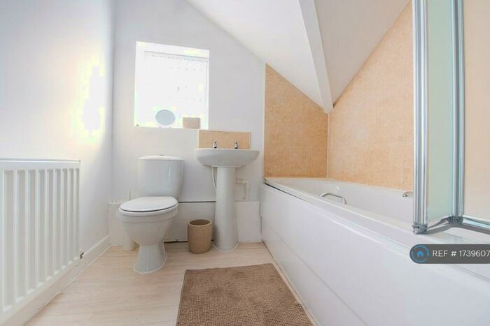 2 Bedroom Flat To Rent In Cross Hills, Kippax, Leeds, LS25