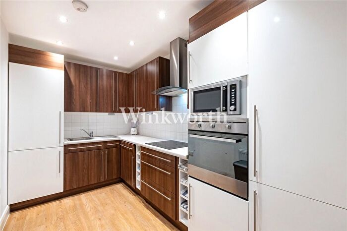 3 Bedroom Flat To Rent In Hendon Way, London, NW2