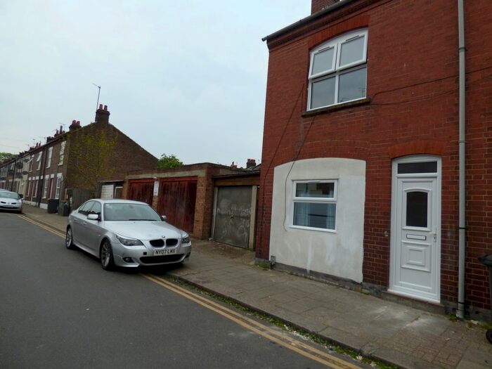 3 Bedroom Semi-Detached House To Rent In Highbury Road, Luton, Bedfordshire, LU3