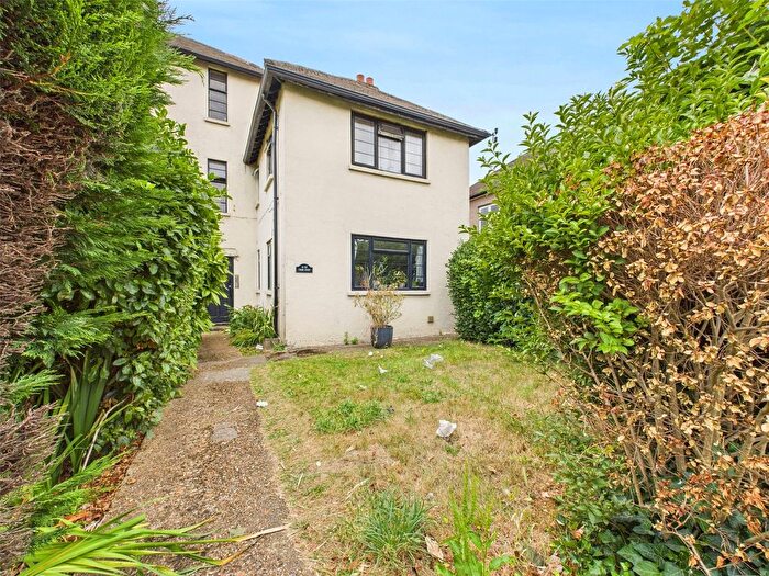 2 Bedroom Flat To Rent In Chase Court, Isleworth, TW7