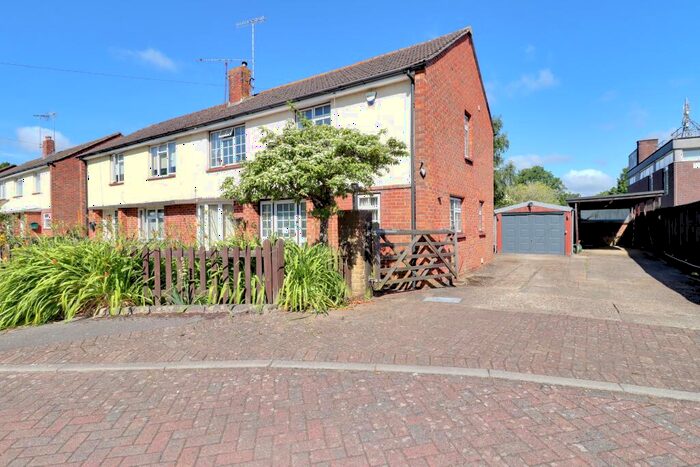 3 Bedroom Semi-Detached House For Sale In Laburnam Road, Waterlooville, PO7