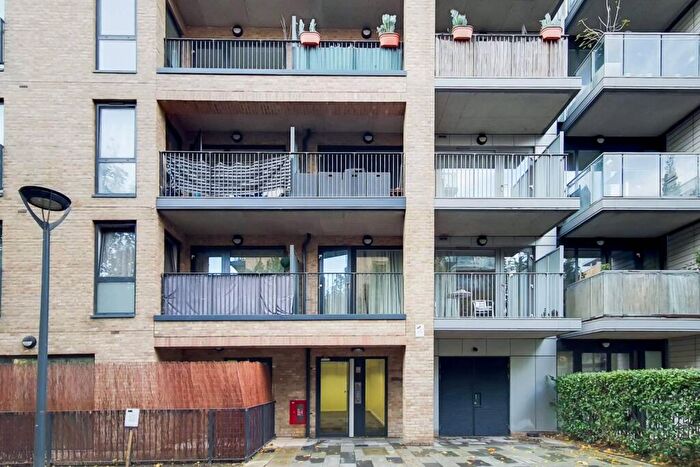 3 Bedroom Flat To Rent In Pasmore Court, Canary Wharf, London, E14