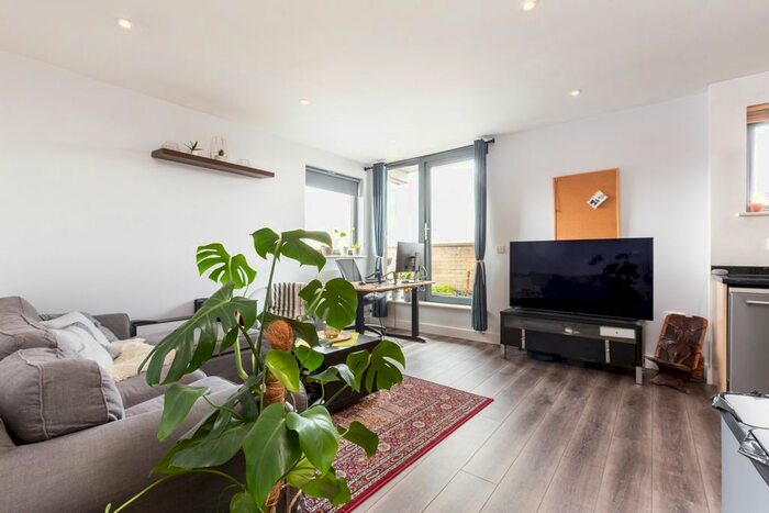 1 Bedroom Flat To Rent In Clapham Park Road, London, SW4