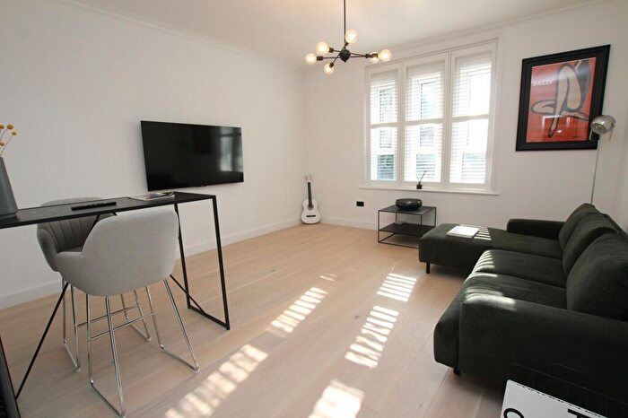 2 Bedroom Flat To Rent In Lenton Road, The Park, NG7