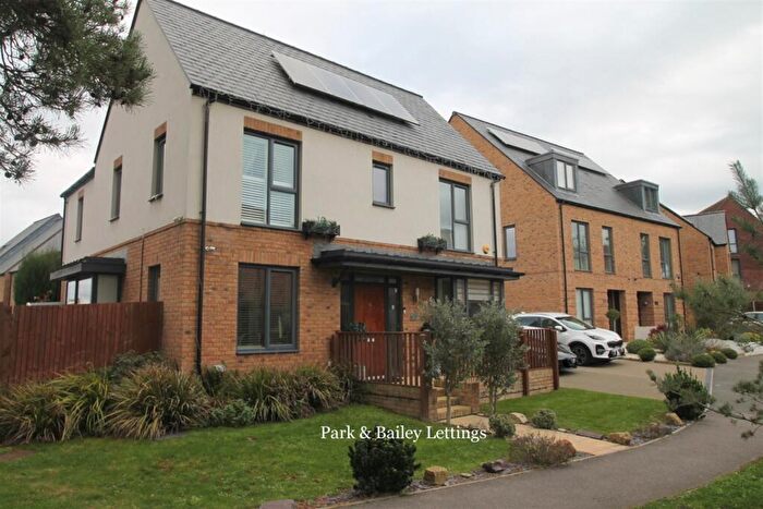 3 Bedroom House To Rent In Bedroom Detached House In Coulsdon, CR5