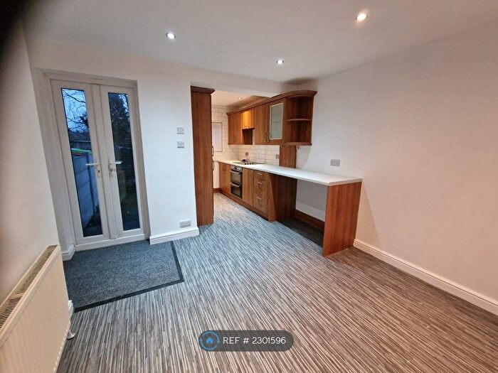 2 Bedroom End Of Terrace House To Rent In Hawthorn Road, Manchester, M40