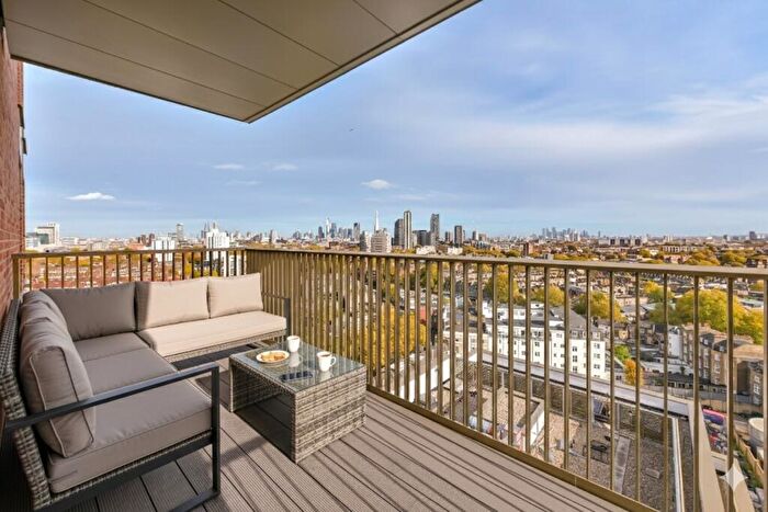 3 Bedroom Flat To Rent In Gasholder Place, Oval, SE11