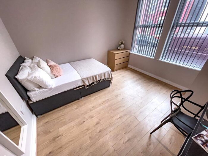 4 Bedroom House To Rent In Esher Road ( Beds), L6