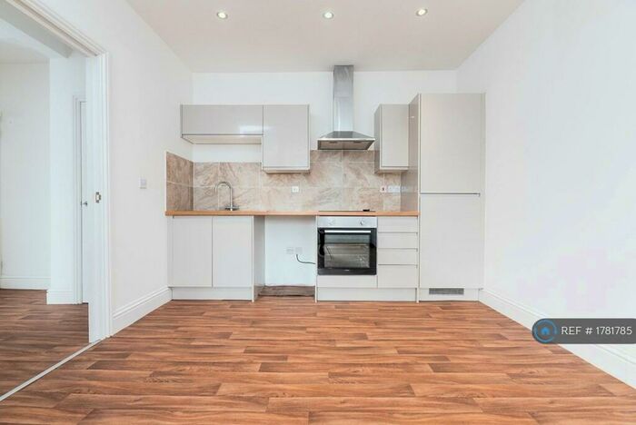 2 Bedroom Flat To Rent In Derby Road, Stapleford, Nottingham, NG9