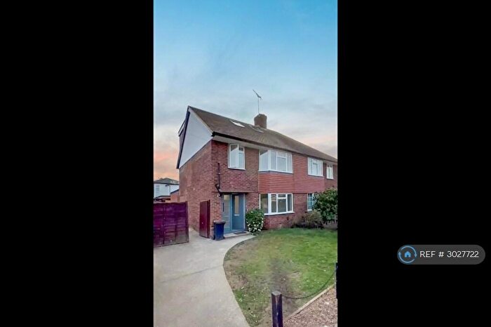 Studio To Rent In Meadow Way, Addlestone, KT15