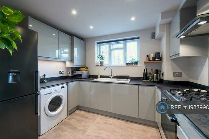 2 Bedroom Flat To Rent In Lavenham Court, London, SW11