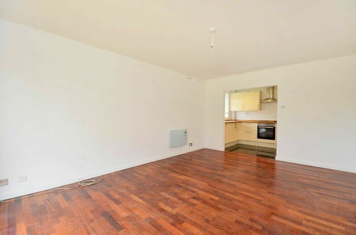 2 Bedroom Flat To Rent In Upper Richmond Road, East Putney, London, SW15