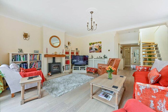 3 Bedroom Maisonette For Sale In Avenue Road, Bray, Maidenhead, SL6