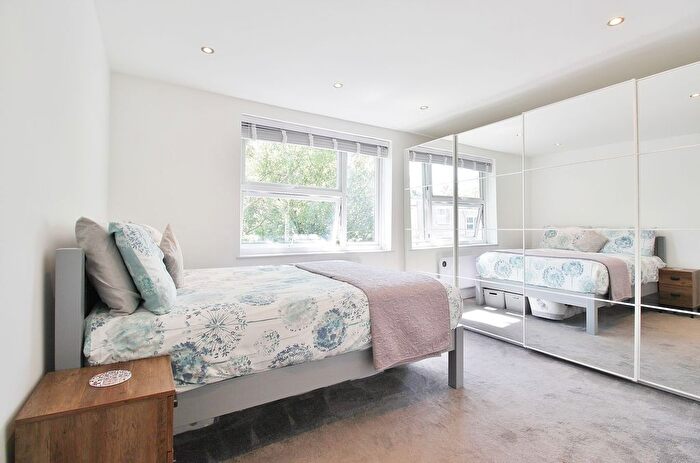 3 Bedroom Flat For Sale In Hepple Close, Isleworth, TW7
