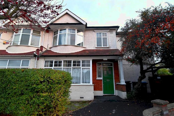 2 Bedroom Flat To Rent In Bishops Park Road, London, SW16