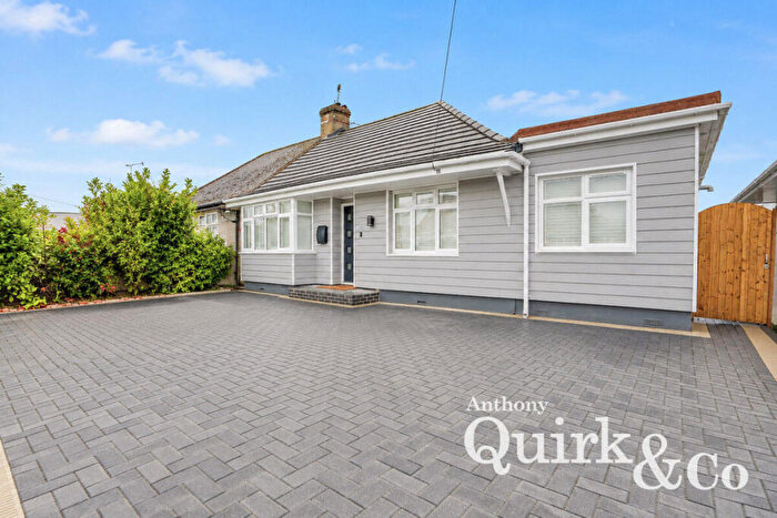 4 Bedroom Chalet For Sale In Meynell Avenue, Canvey Island, SS8