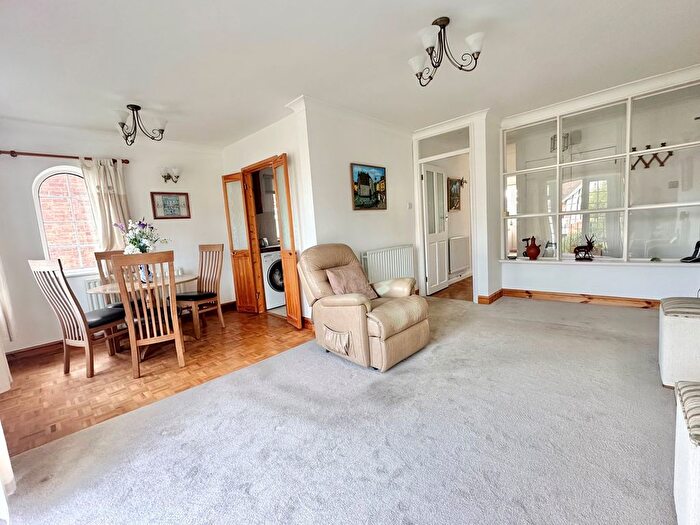 2 Bedroom Flat For Sale In Garden Close, Bexhill-On-Sea, TN40