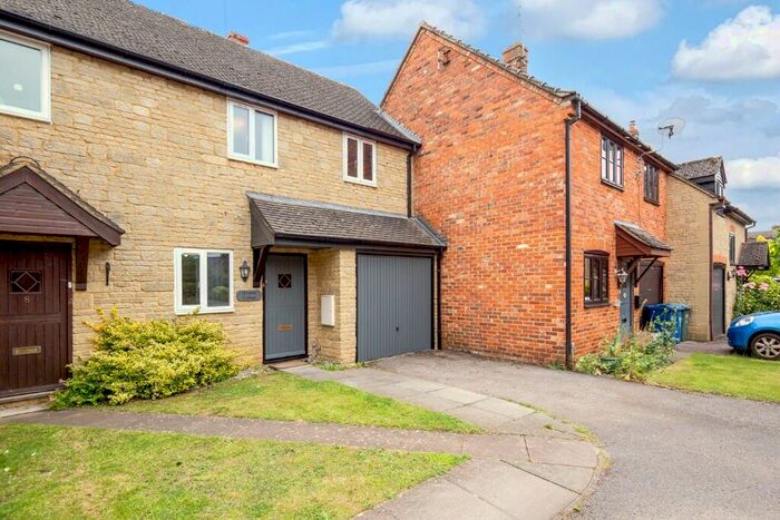 3 Bedroom Terraced House For Sale In Crosslands, Fringford, OX27