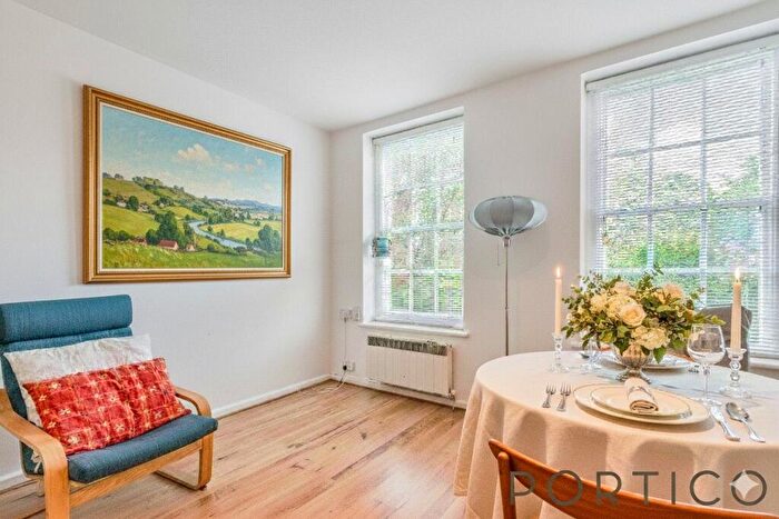 2 Bedroom Flat To Rent In Eaton House, Vicarage Crescent, London, SW11