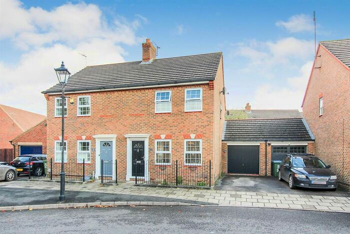 3 Bedroom Property To Rent In Horton Close, Aylesbury, HP19