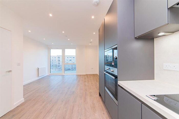 2 Bedroom Flat To Rent In Ridgeway View, London, NW7