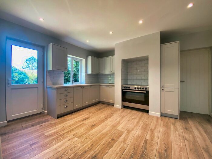 2 Bedroom Flat To Rent In High Street, Nutley, Uckfield, TN22