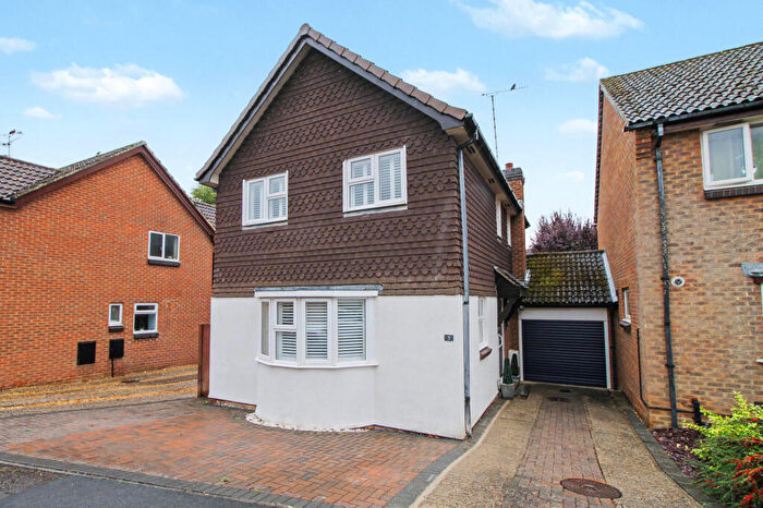3 Bedroom Link Detached House For Sale In Long Beech Drive, Farnborough, GU14