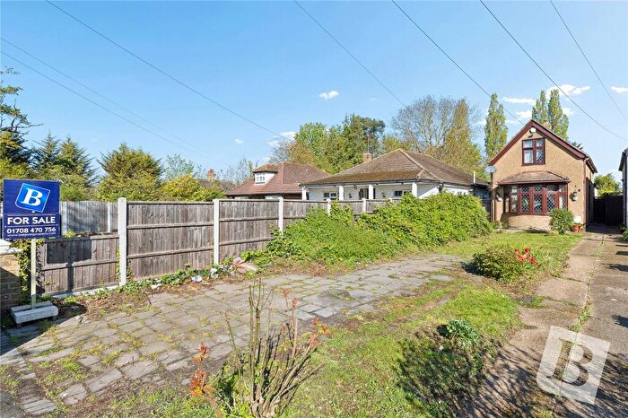 3 Bedroom Detached House For Sale In Lambs Lane South, Rainham, RM13