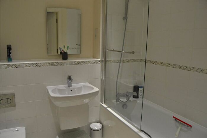 2 Bedroom Apartment To Rent In West Street, Newbury, Berkshire, RG14