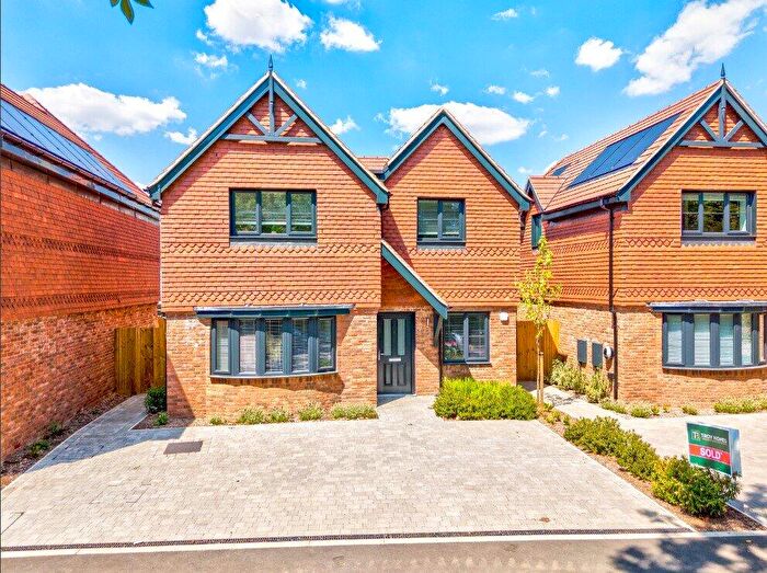 4 Bedroom Detached House To Rent In Oaklands Lane, Smallford, St. Albans, Hertfordshire, AL4
