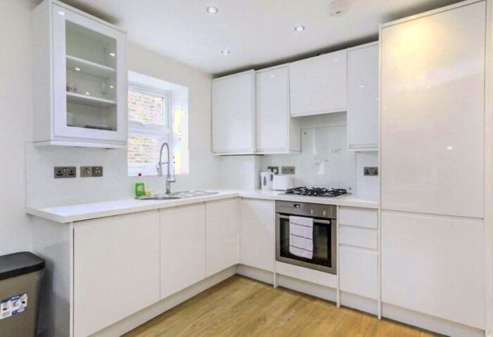 2 Bedroom Flat To Rent In Longfield Road, Ealing, Uk, W5