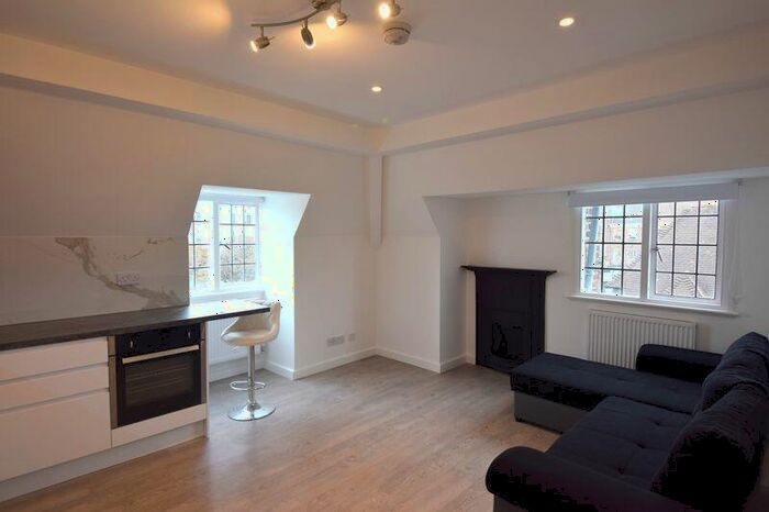 2 Bedroom Apartment To Rent In Willifield Way, Hampstead Garden Suburb, NW11