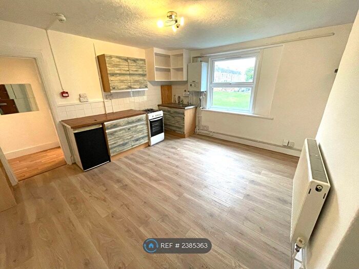 Studio To Rent In Croydon Road, London, SE20