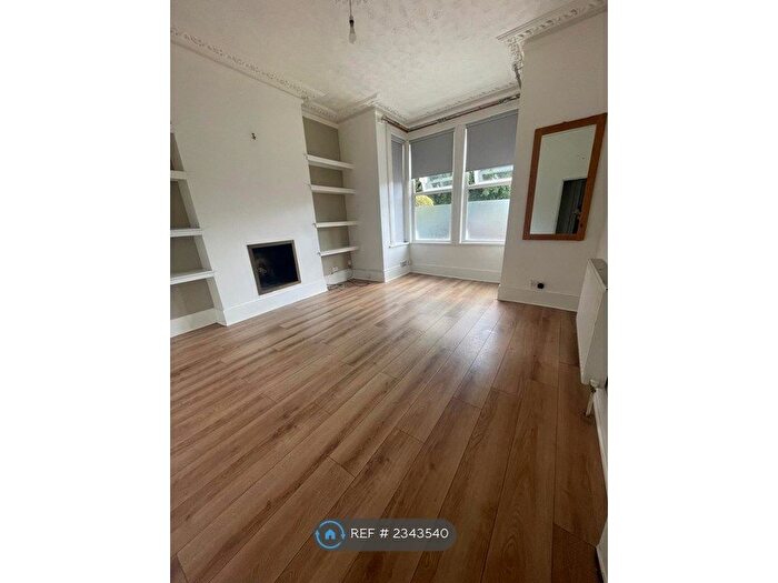 2 Bedroom Flat To Rent In Woodside Green, South Norwood, SE25