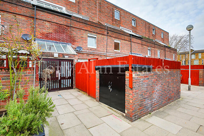 3 Bedroom Ground Maisonette For Sale In Sanders Way, Archway, N19