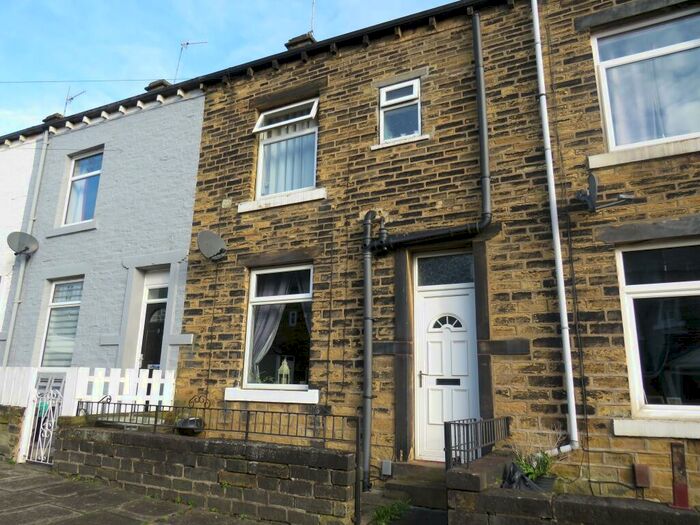 3 Bedroom House To Rent In Woodside View, Halifax, HX3