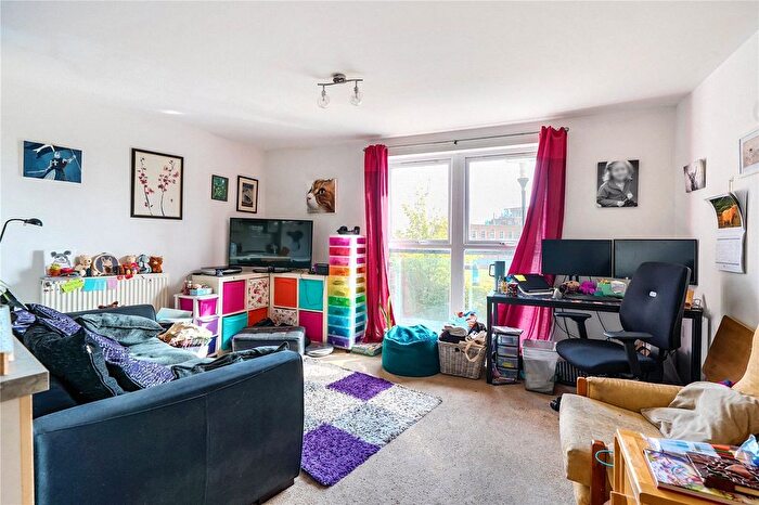 2 Bedroom Flat For Sale In Park View Road, Leatherhead, Surrey, KT22